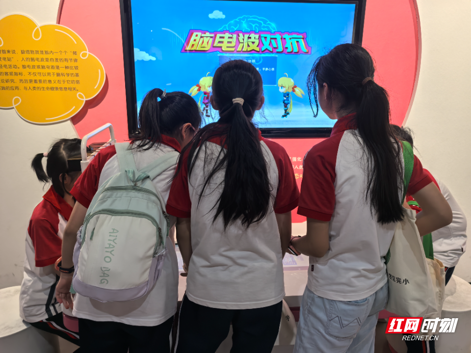 学生在体验脑电波对抗.jpg 学生在体验脑电波对抗.jpg