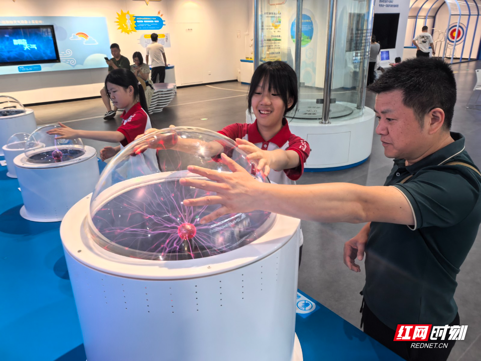 师生在自然与生活展区,近距离接触声光电磁、磁力变化等自然科学现象.jpg 师生在自然与生活展区,近距离接触声光电磁、磁力变化等自然科学现象.jpg