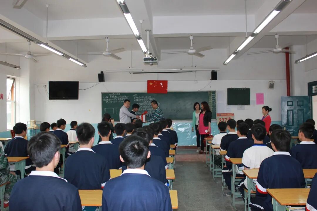 11、2014年5月16日,雨花区史志档案局到长沙汽车工业学校开展地方志宣传进学校活动.JPG