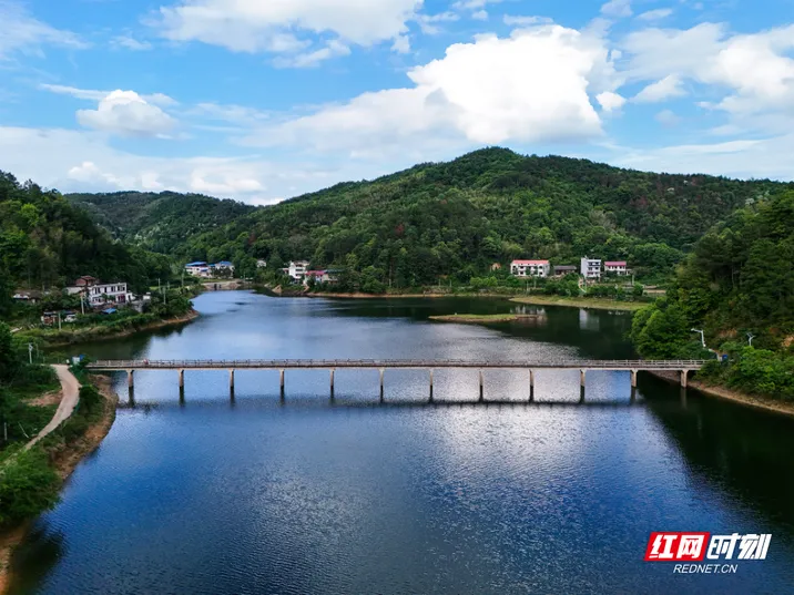 祁东石门水库：碧水青山景如画，生态美景醉游人