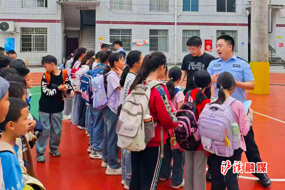 解放岩宪法宣传.jpg 解放岩宪法宣传.jpg