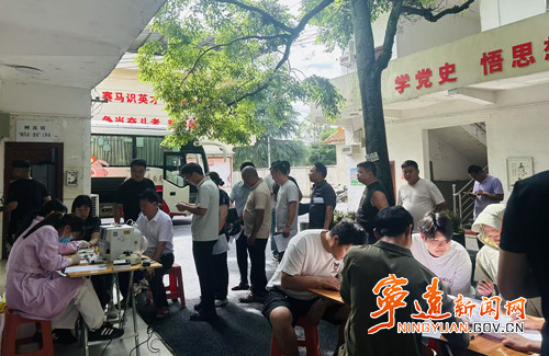 宁远县鲤溪镇：热血传温情 奉献显担当_副本500.jpg