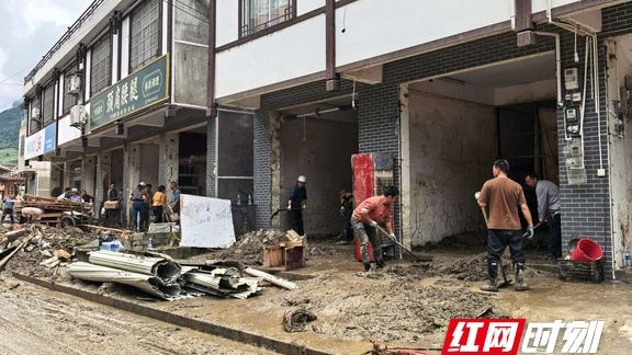 闺蜜、乡邻一起清淤 常德石门受灾群众互助自救