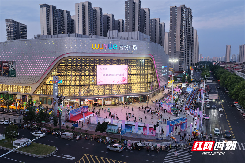 “招聘夜市”点亮高校毕业生就业路