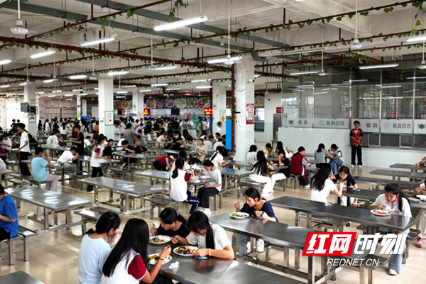 宁远二中学生用餐。.jpg
