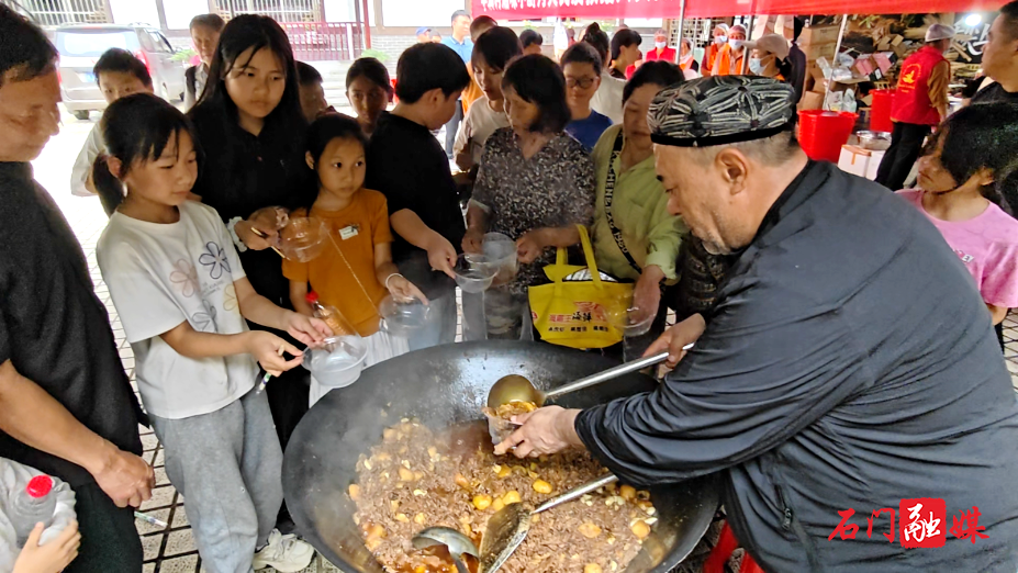 石门县:跨越三千公里 新疆大叔携带10万元帮助灾区4.png 石门县:跨越三千公里 新疆大叔携带10万元帮助灾区4.png