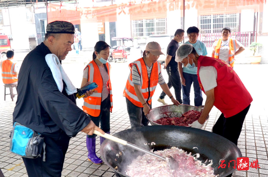 石门县:跨越三千公里 新疆大叔携带10万元帮助灾区1.png 石门县:跨越三千公里 新疆大叔携带10万元帮助灾区1.png