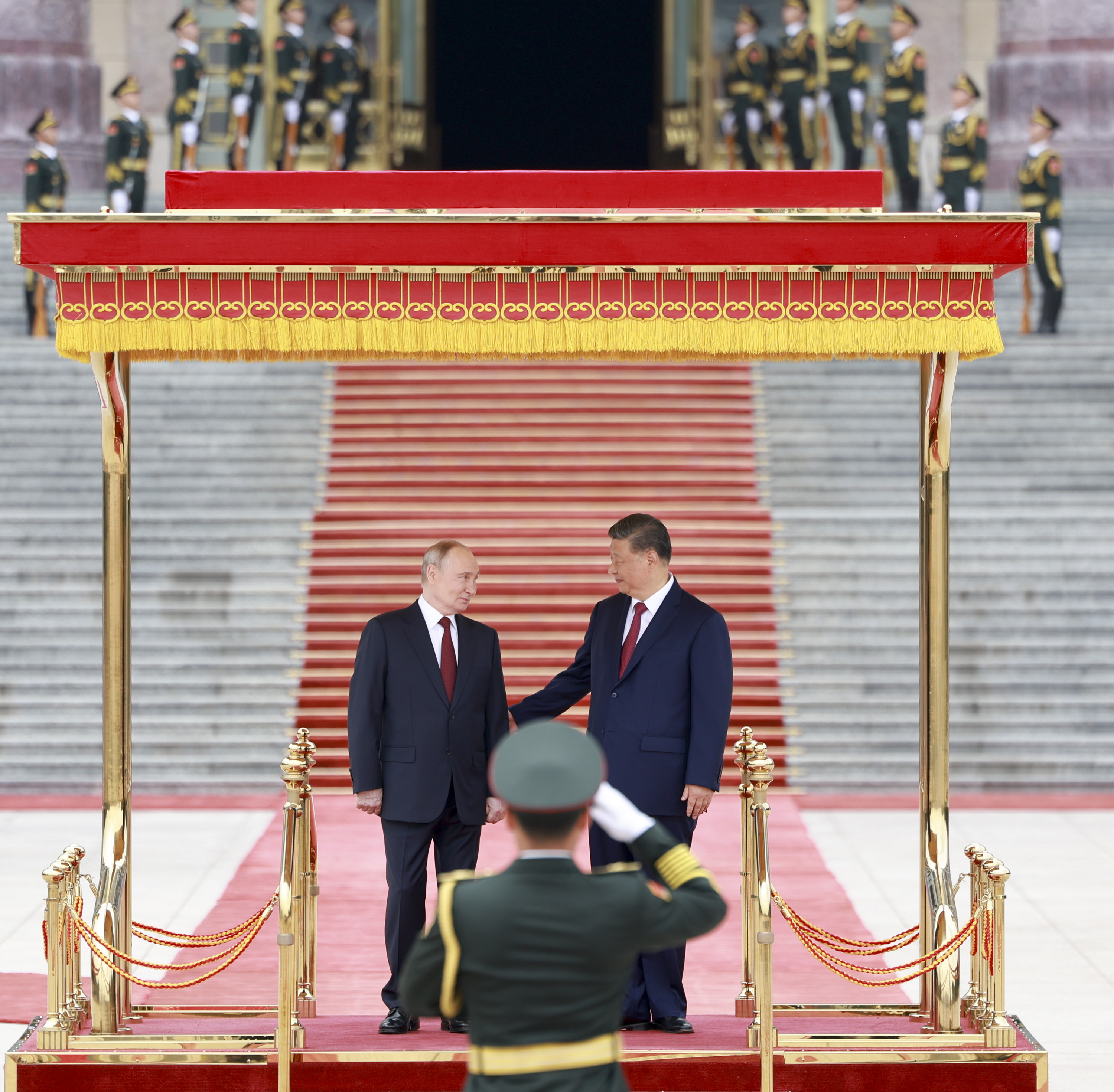 5月20日上午,国家主席习近平在北京人民大会堂东门外广场为来华进行国事访问的俄罗斯总统普京举行欢迎仪式。