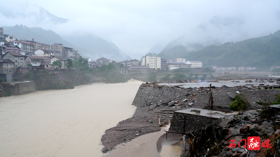 石门县:跨越三千公里 新疆大叔携带10万元帮助灾区14.png 石门县:跨越三千公里 新疆大叔携带10万元帮助灾区14.png
