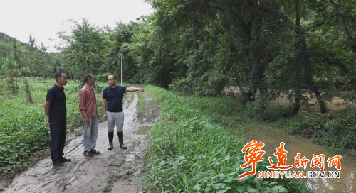 宁远柏家坪镇：加密地质灾害点巡防频次 全力打好汛期防灾“主动仗”02_副本500.jpg