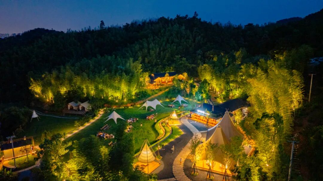 白马湖边文旅业态.jpg