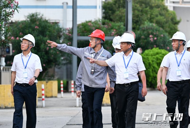 陈博彰在湖南方锐达科技有限公司检查督导。 均为长沙晚报全媒体记者 王志伟 摄