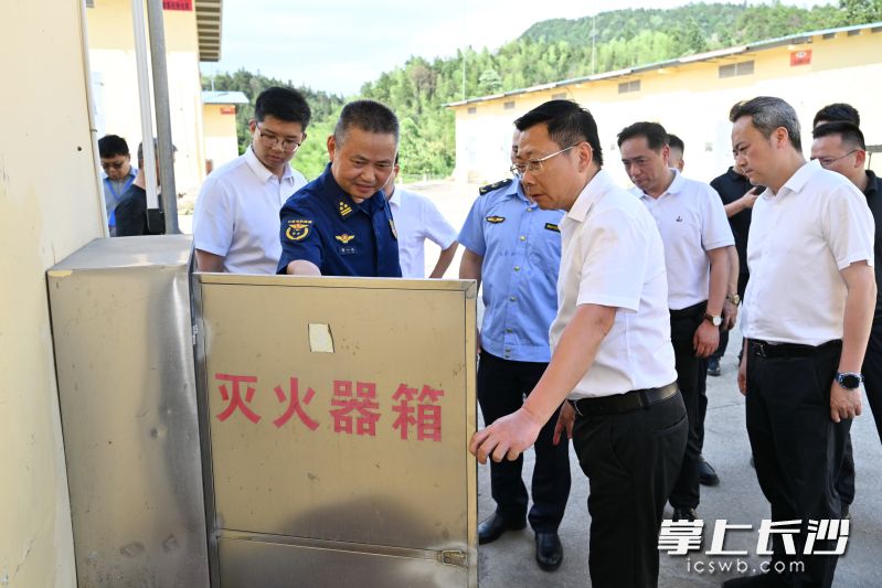 陈博彰在浏阳市金狮仓储服务部检查督导。 