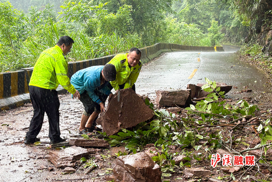 交管清理道路塌方 (1).jpg 交管清理道路塌方 (1).jpg