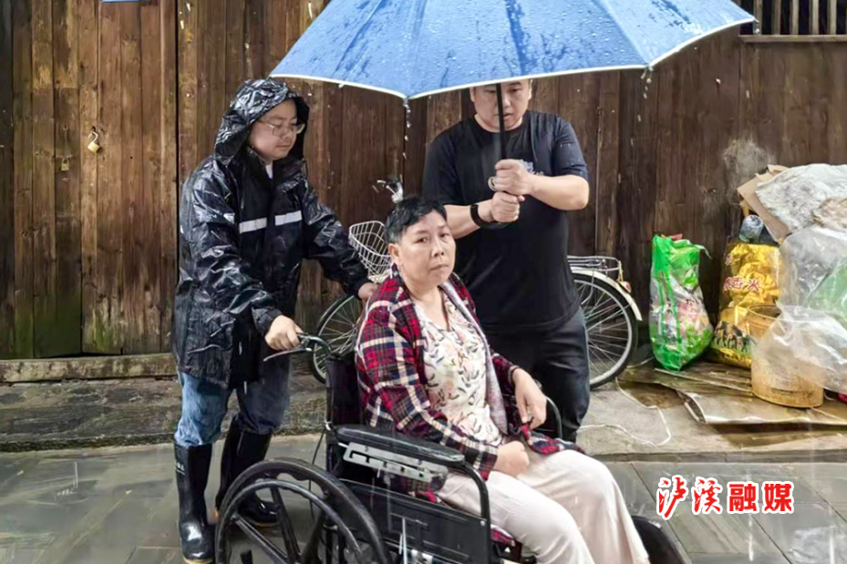 溪洗镇转移群众.jpg 溪洗镇转移群众.jpg