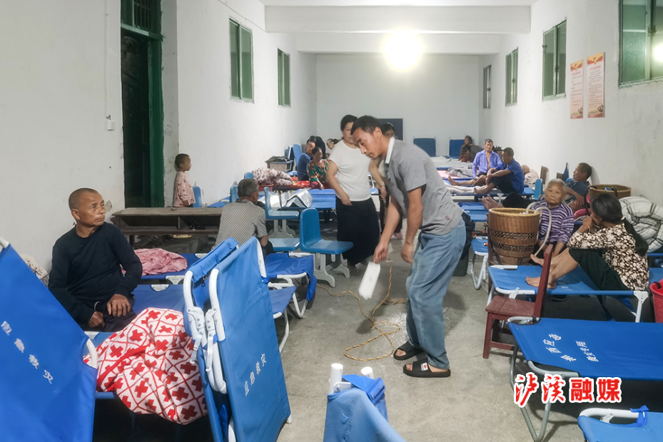 解放岩乡转移地灾点群众 - 副本(2).jpg 解放岩乡转移地灾点群众 - 副本(2).jpg