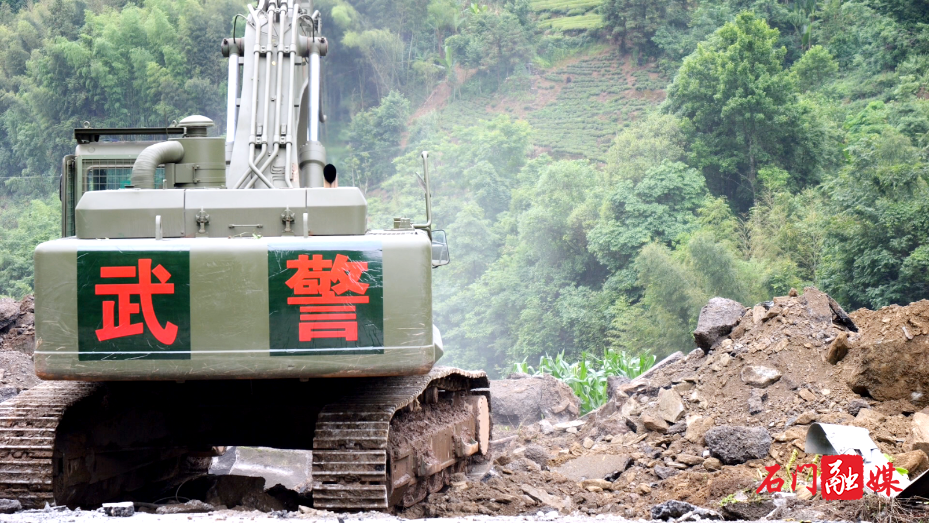 武警驰援壶瓶山 全力抢修X008县道8.png 武警驰援壶瓶山 全力抢修X008县道8.png