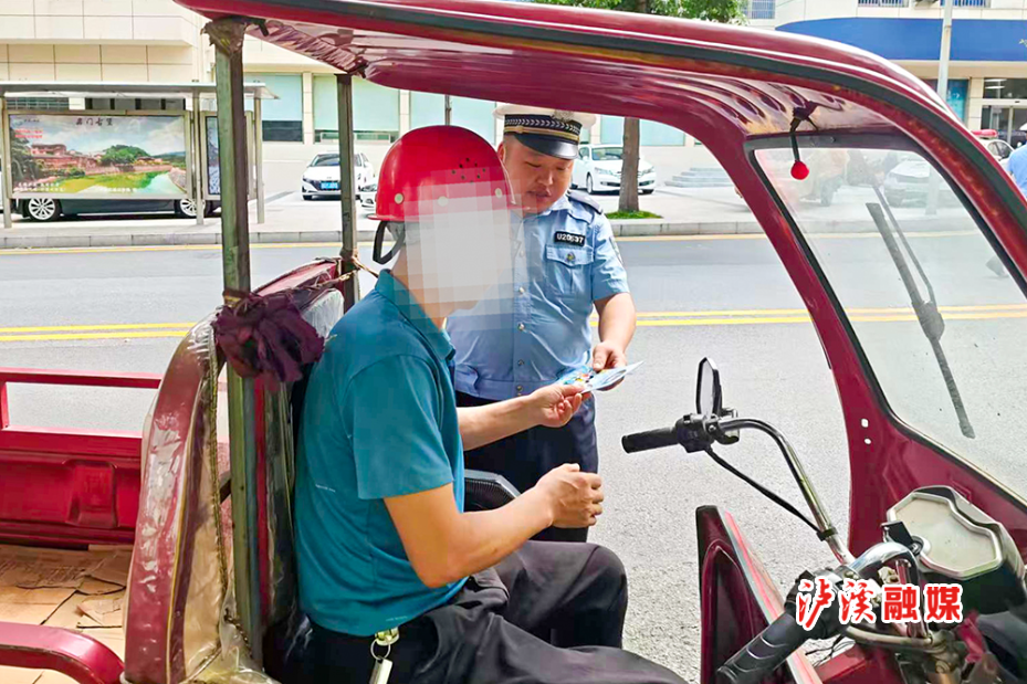 交管检查头盔.jpg 交管检查头盔.jpg