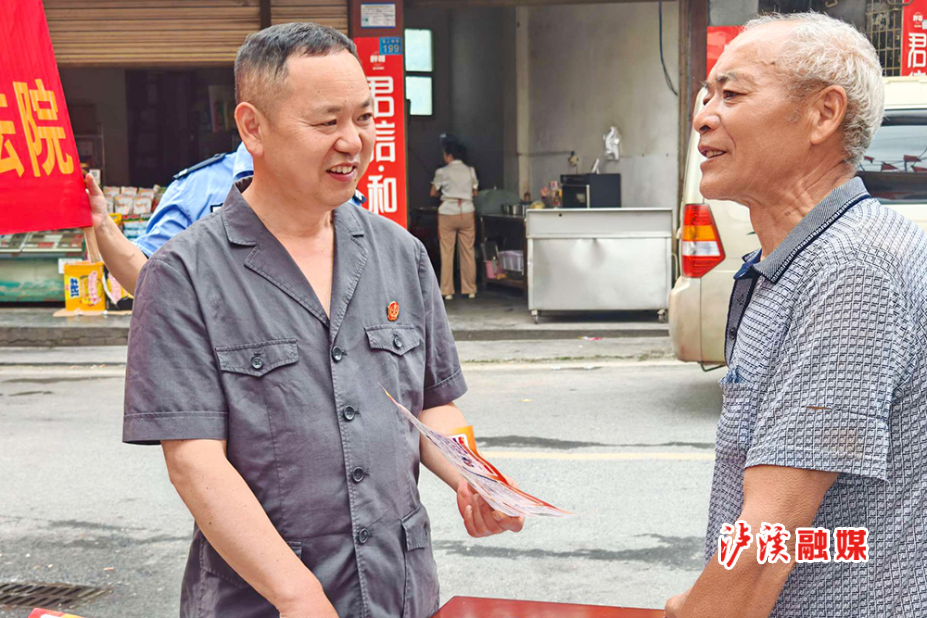 1.图为法院干警解答群众法律咨询.jpeg