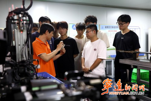 【永冲锋·拼经济·促发展】宁远：深化校企合作 助力培育锂电产业实用人才2_副本500.jpg