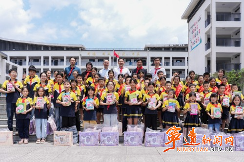 林亮亮开展“六一”儿童节走访慰问活动_副本500.jpg
