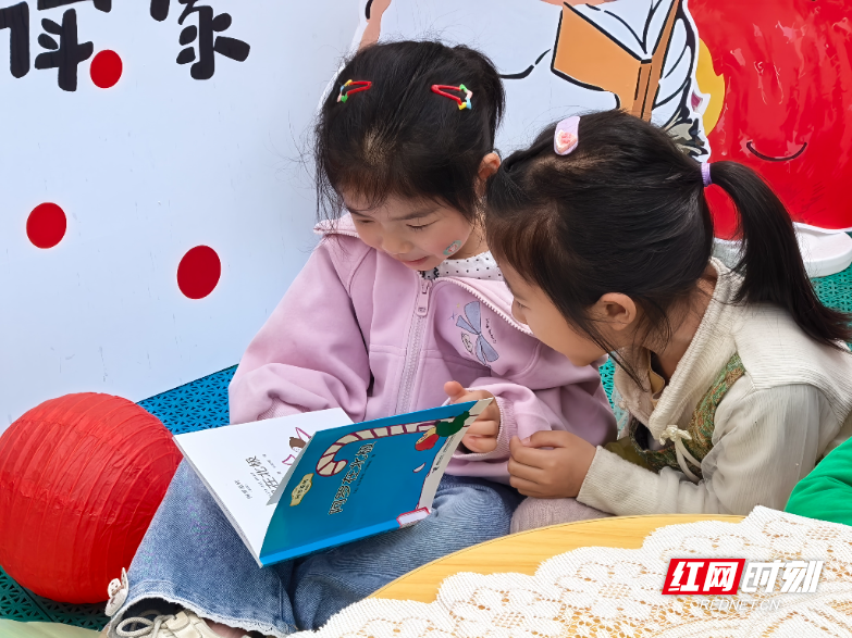 幼儿共读自己抽取的书.jpg 幼儿共读自己抽取的书.jpg