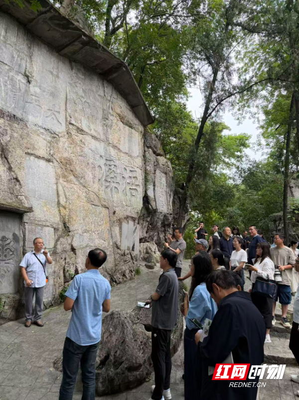 全国经济媒体记者在祁阳浯溪碑林近距离感受摩崖石刻.jpg