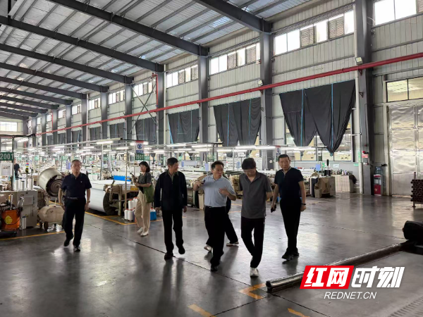 全国经济媒体记者在大联纺织公司考察生产车间.jpg