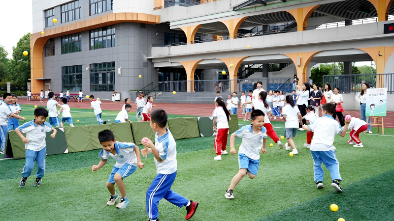 “心理+匹克球”融合课程将情绪识别、压力释放和人际协作，巧妙植入匹克球的接发球、双打配合和分组对抗中。