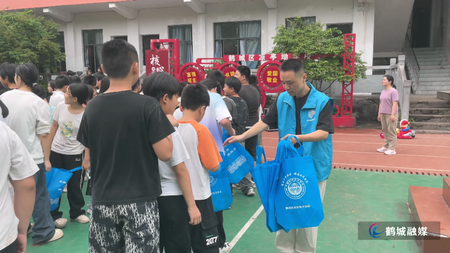 科普进校园 点亮少年科学梦.mp4_000126.911.png 科普进校园 点亮少年科学梦.mp4_000126.911.png