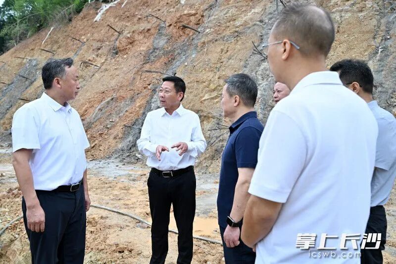 陈博彰在宁乡市历经铺街道南太湖社区十一组滑坡地质灾害隐患点察看隐患整治情况。