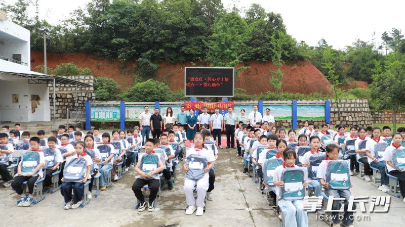 为孩子们送去一份实实在在的关爱。