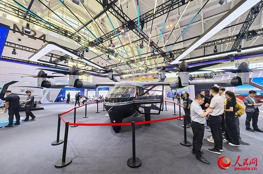 全球首款“增程+全倾转”六座载人eVTOL(电动垂直起降飞行器)。人民网记者 陶建摄