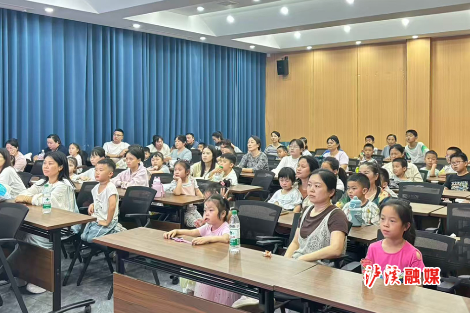 图书馆六一活动.jpg2.jpg