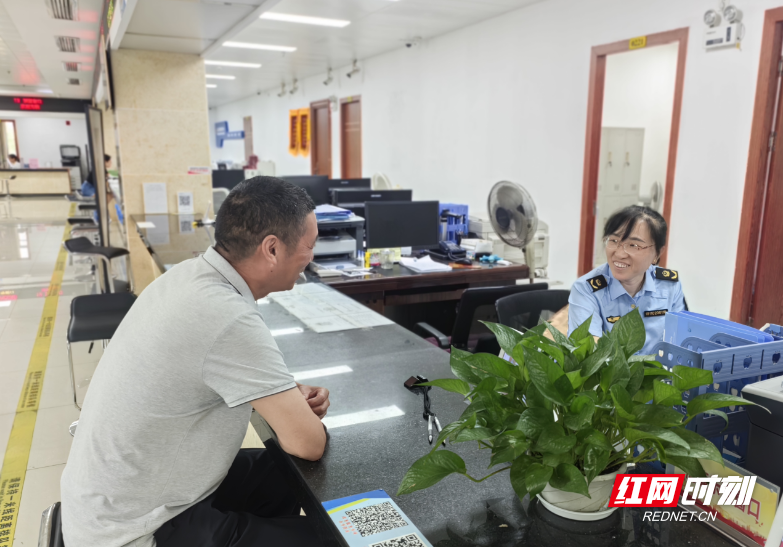 市场监督管理局窗口工作人员正在办理业务.png