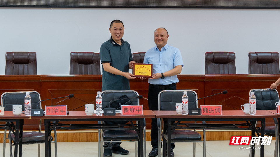 3.我校党委副书记瞿维中代表学校向五里牌社区正式授牌.jpg 3.我校党委副书记瞿维中代表学校向五里牌社区正式授牌.jpg