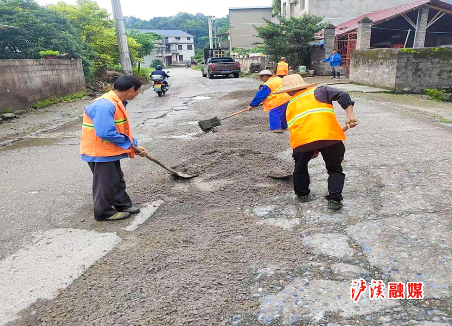 公路局铺沥青.jpg2.jpg