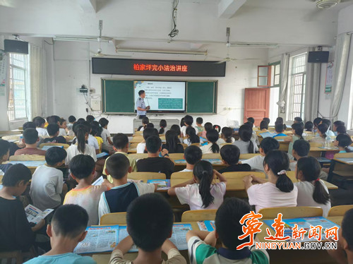 宁远县柏家坪镇：法治宣讲进校园_副本500.jpg