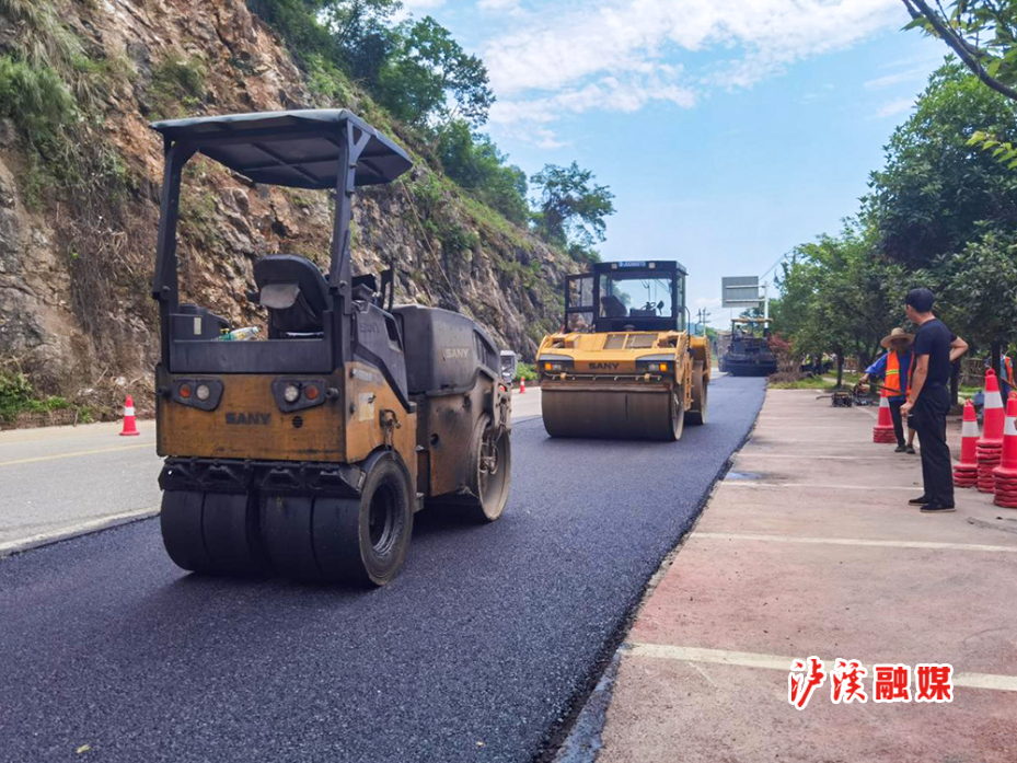 公路局铺沥青.jpg