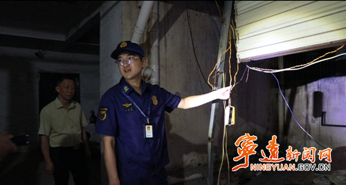 宁远：夜查“飞线”除隐患 筑牢居民安全防火墙_副本500.png