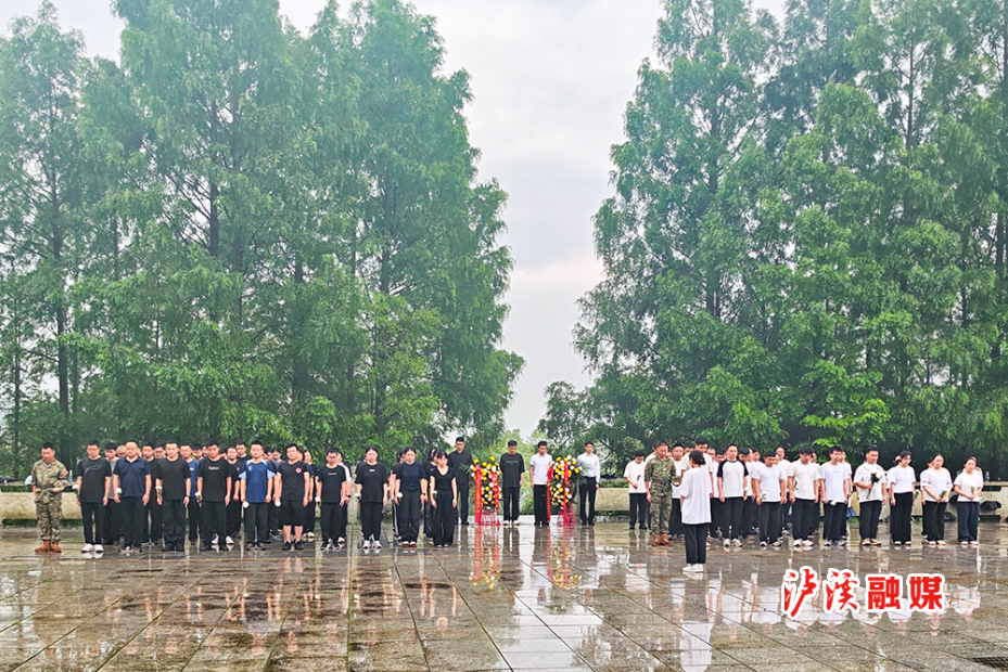 中青班祭扫.jpg