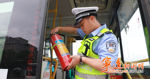 宁远县公安局交管大队：严把涉考车辆安全 护航高考平安路_副本500.png