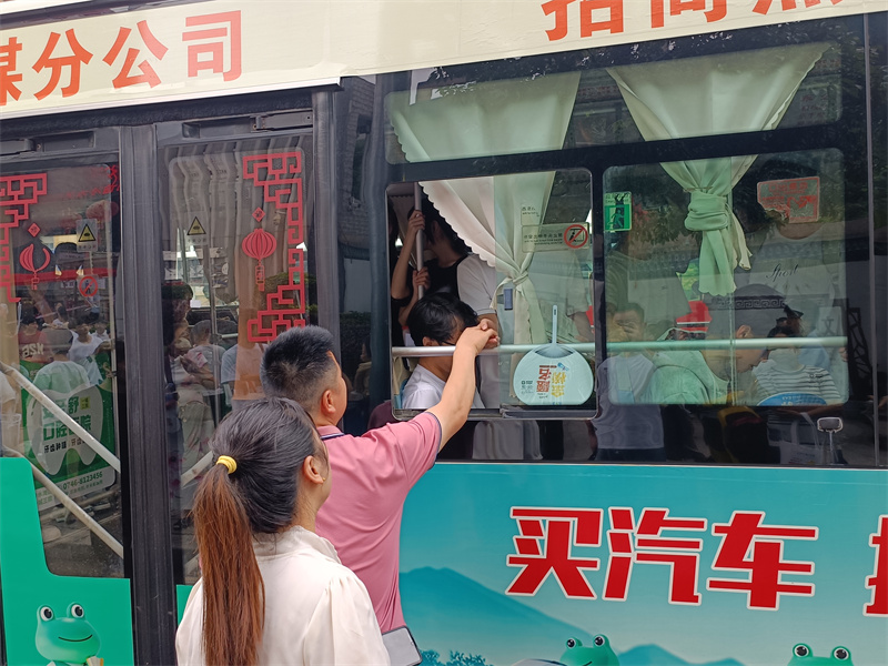 目送——直击2026湖南高考考场外的双重守望