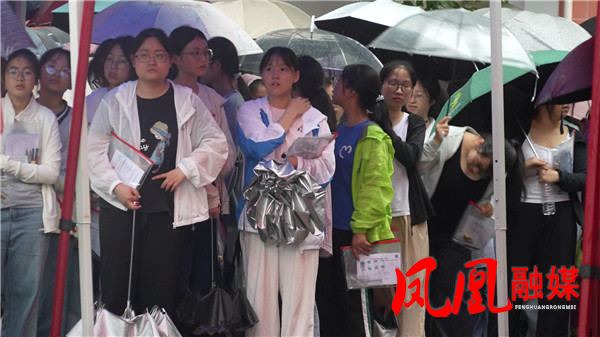 凤凰：公安部门护航高考[00_06_25][20260607-122559].jpg