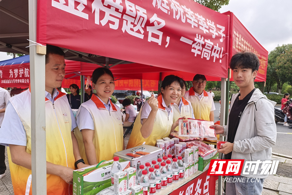 志愿者们早早搭建起爱心服务展台,为考生和家长进行服务。.jpg 志愿者们早早搭建起爱心服务展台,为考生和家长进行服务。.jpg