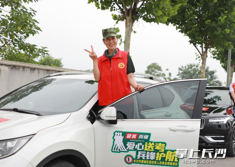 参与送考的志愿者。 参与送考的志愿者。