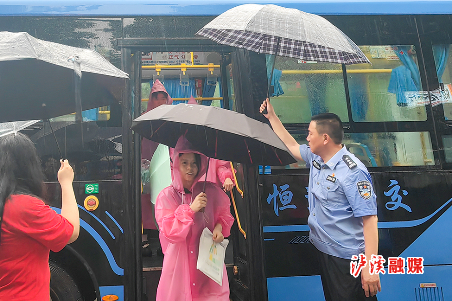 交警护航高考 (3).jpg 交警护航高考 (3).jpg