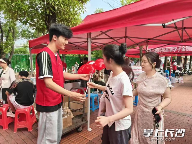 6月7日,在南雅中学考点外,来自湖南农业大学与东山街道的志愿者一起,搭建爱心加油站,开展爱心送考活动,为考生和家长送上饮用水、应急药品与祝福气球。长沙晚报全媒体记者 陈焕明 通讯员 刘晶 摄影报道 6月7日,在南雅中学考点外,来自湖南农业大学与东山街道的志愿者一起,搭建爱心加油站,开展爱心送考活动,为考生和家长送上饮用水、应急药品与祝福气球。长沙晚报全媒体记者 陈焕明 通讯员 刘晶 摄影报道