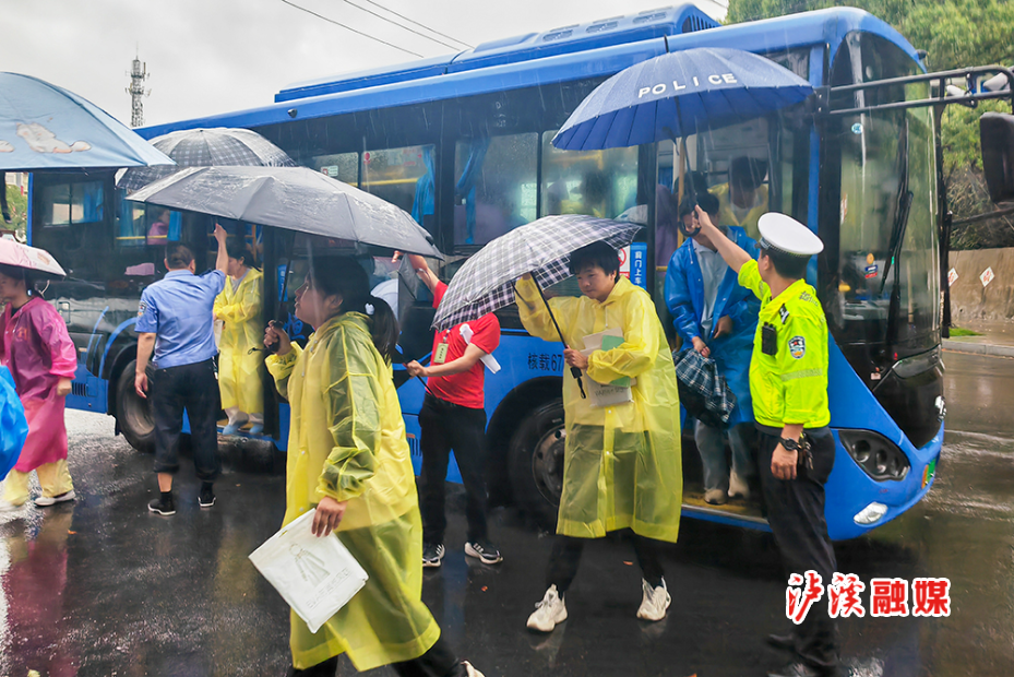 交警护航高考 (2).jpg 交警护航高考 (2).jpg