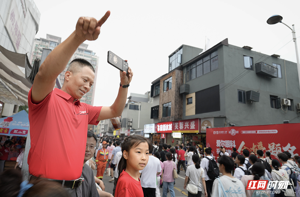 组图丨高考考点外的家长：等待，祝福，期盼，鼓励！